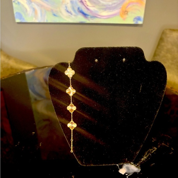 Titanium Gold Clover sparkling Gold Colored Bracelet - Picture 3 of 13